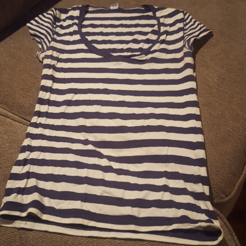 Navy stripe vneck tee